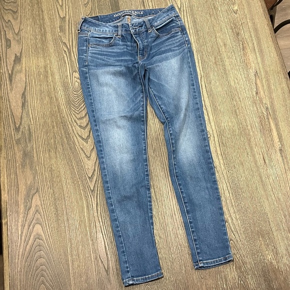 American Eagle Jeggings Jeans Pockets Super Stretch Denim Medium Wash Size 4 - Picture 1 of 11